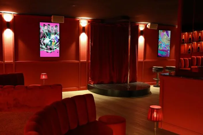 Interior del Pole Dance Bar de The Beach Strip Club Barcelona